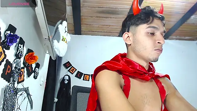 Snapshot of Angel_latinboy chatting on 10-31-25, 10:11 Angel latinboy online show from 10-31-25, 10:11