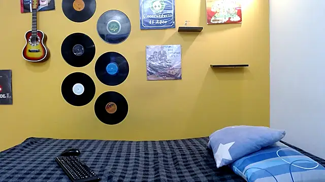 Snapshot of skinnyverus18 chatting on 02-14-26, 07:21 skinnyverus18 online show from 02-14-26, 07:21