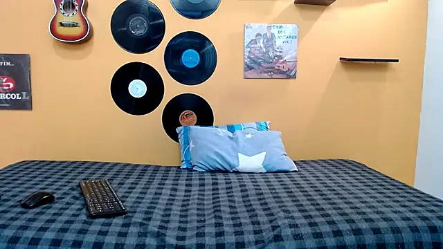 Snapshot of skinnyverus18 chatting on 02-18-26, 07:43 skinnyverus18 online show from 02-18-26, 07:43