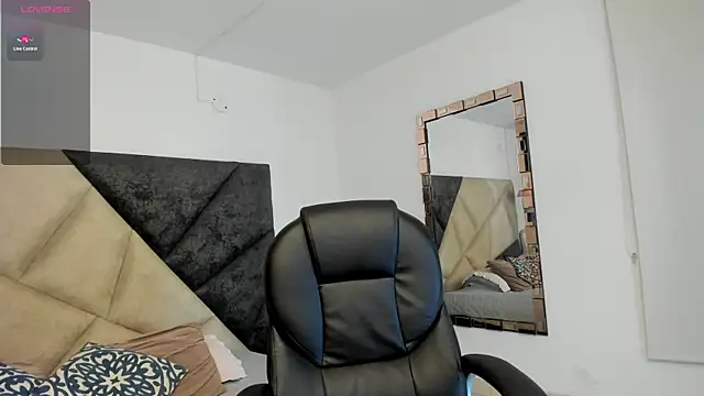 SaraWagner  online show from 10-21-25, 12:00