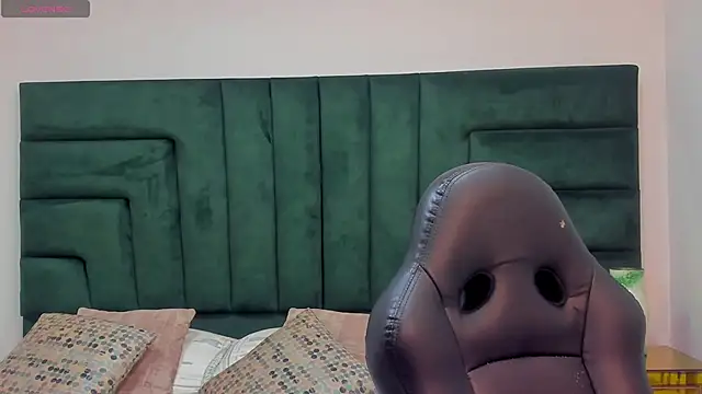 SaraWagner  online show from 04-12-26, 12:04