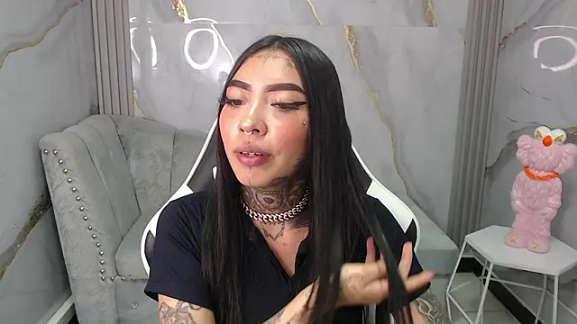 Ashley Blum v online show from 10-14-25, 07:58