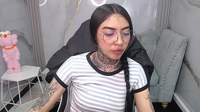 Ashley Blum v online show from 10-30-25, 01:01