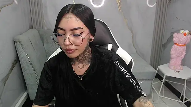 Ashley Blum v online show from 11-28-25, 08:11