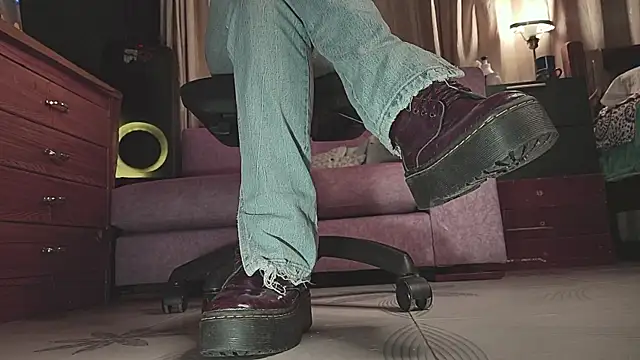 Snapshot of gigifontaine__ chatting on 10-26-25, 12:16 gigifontaine online show from 10-26-25, 12:16