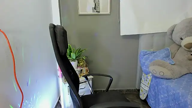 Snapshot of Allison_19__ chatting on 11-15-25, 04:43 Allison 19 online show from 11-15-25, 04:43