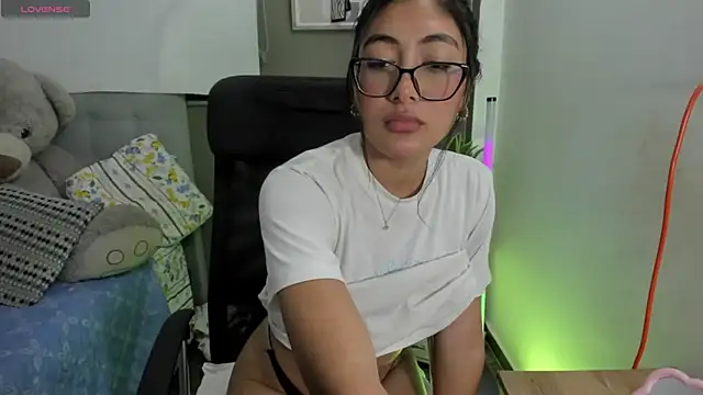 Snapshot of Allison_19__ chatting on 11-17-25, 11:21 Allison 19 online show from 11-17-25, 11:21