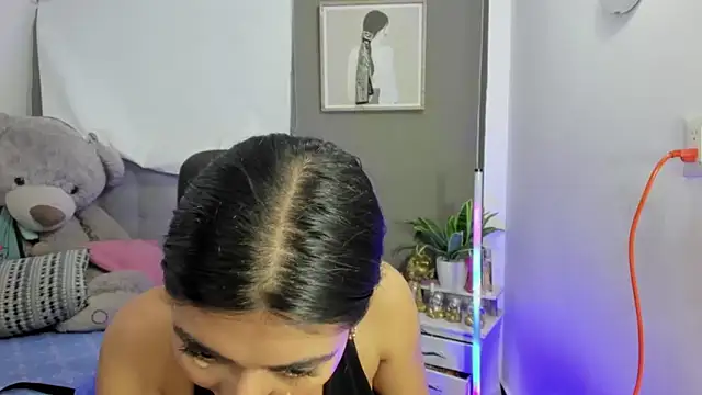 Snapshot of Allison_19__ chatting on 11-23-25, 12:32 Allison 19 online show from 11-23-25, 12:32