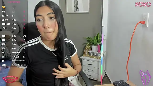 Snapshot of Allison_19__ chatting on 11-25-25, 04:01 Allison 19 online show from 11-25-25, 04:01