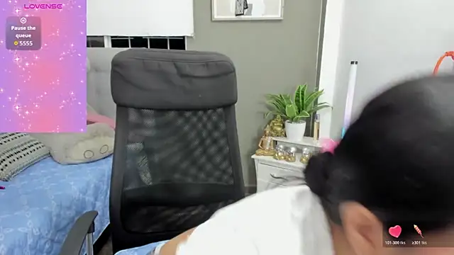 Snapshot of Allison_19__ chatting on 12-15-25, 02:27 Allison 19 online show from 12-15-25, 02:27