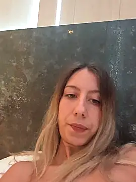 Snapshot of PetiteSecrets chatting on 10-24-25, 11:28 PetiteSecrets online show from 10-24-25, 11:28