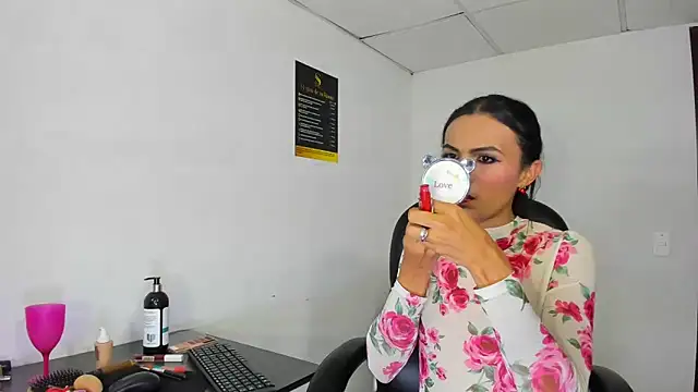 Snapshot of Aisha_hotts777 chatting on 12-20-25, 04:14 Aisha hotts777 online show from 12-20-25, 04:14