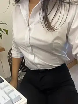 Snapshot of bunny_b4nny chatting on 11-21-25, 06:01 bunny b4nny online show from 11-21-25, 06:01