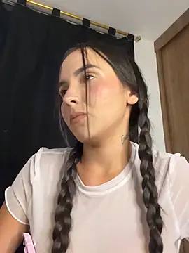 Snapshot of Scarlett05 chatting on 11-20-25, 01:17 Scarlett05 online show from 11-20-25, 01:17