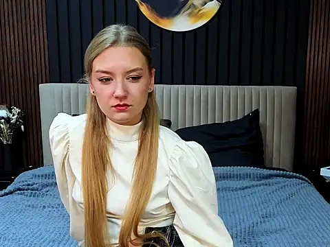 DarcyWilsy online show from 11-04-25, 08:52