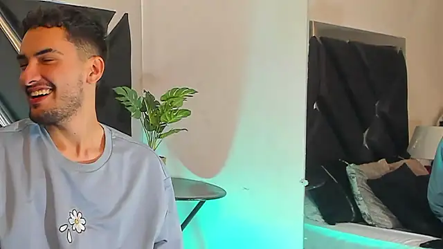 Snapshot of AlekRuizx chatting on 09-25-25, 04:27 AlekRuizx online show from 09-25-25, 04:27