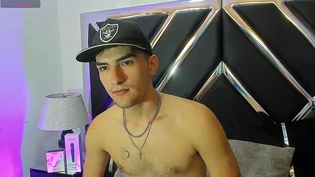 Snapshot of AlekRuizx chatting on 10-15-25, 01:39 AlekRuizx online show from 10-15-25, 01:39