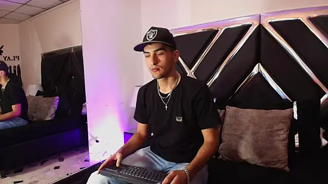 Snapshot of AlekRuizx chatting on 10-17-25, 03:31 AlekRuizx online show from 10-17-25, 03:31
