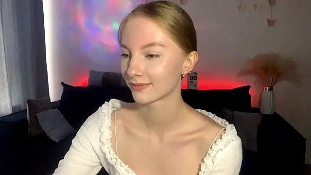Snapshot of BrightAnnie chatting on 09-18-25, 01:02 BrightAnnie online show from 09-18-25, 01:02