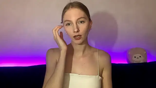 Snapshot of BrightAnnie chatting on 09-19-25, 05:02 BrightAnnie online show from 09-19-25, 05:02