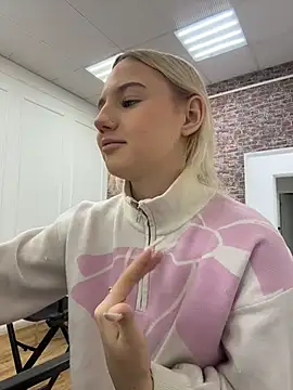 Sky Cutie online show from 12-17-25, 04:07