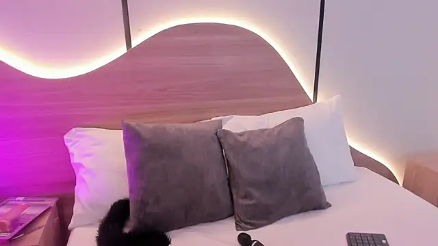 doll eyees  online show from 10-18-25, 06:41