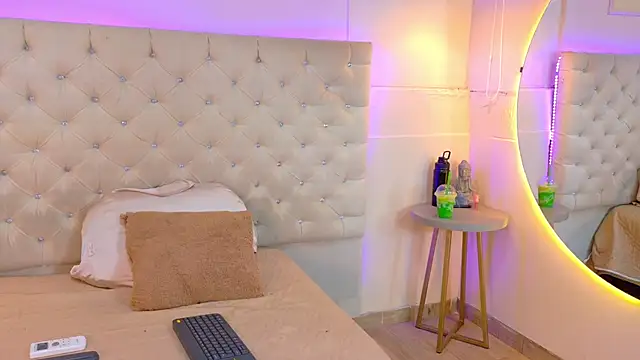 Snapshot of CathMellow chatting on 12-18-25, 02:06 CathMellow online show from 12-18-25, 02:06