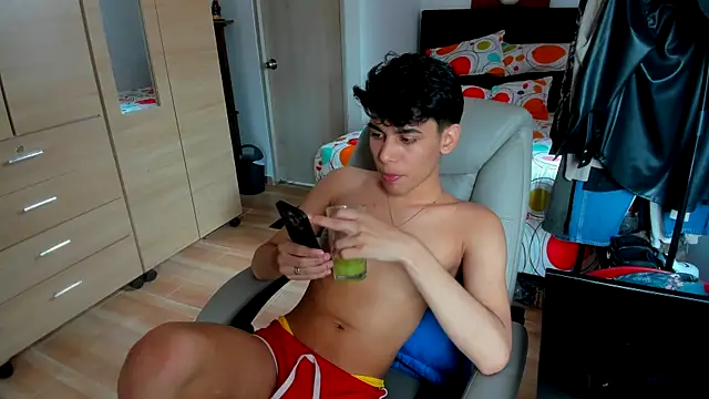 Snapshot of AliottTwink chatting on 06-01-26, 03:58 AliottTwink online show from 06-01-26, 03:58