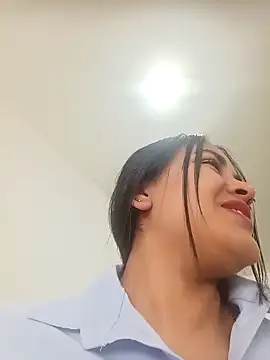 Snapshot of MAYE__13 chatting on 02-05-26, 12:32 MAYE 13 online show from 02-05-26, 12:32