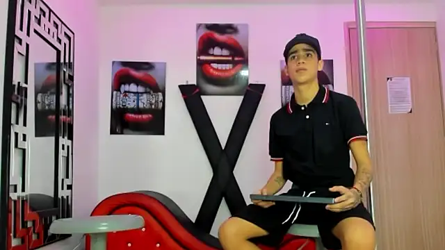 PRETTY FEM online show from 10-25-25, 01:29