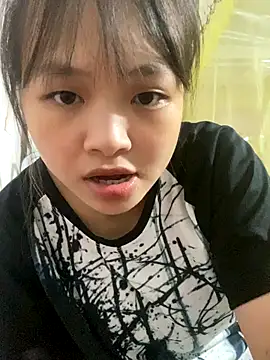 Snapshot of candy___123 chatting on 10-05-25, 12:47 candy   123 online show from 10-05-25, 12:47