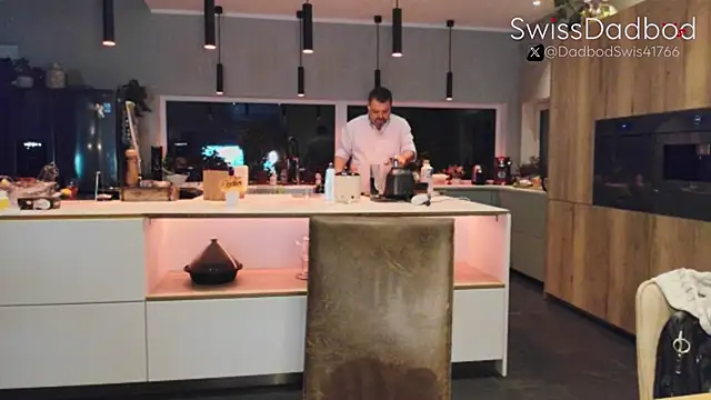 Snapshot of SwissDadbod chatting on 09-12-25, 08:09 SwissDadbod online show from 09-12-25, 08:09