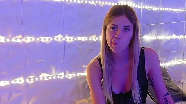 Snapshot of Aishha_ chatting on 09-23-25, 04:59 Aishha online show from 09-23-25, 04:59