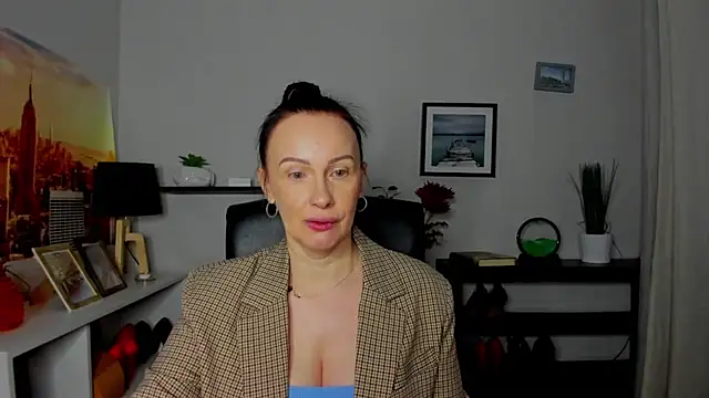 Snapshot of Velvet_Jasmine chatting on 10-23-25, 05:29 Velvet Jasmine online show from 10-23-25, 05:29