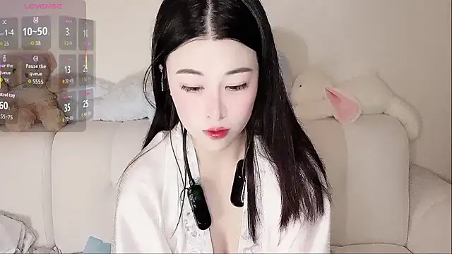 Snapshot of LuLu-Moon chatting on 10-20-25, 08:31 LuLu-Moon online show from 10-20-25, 08:31