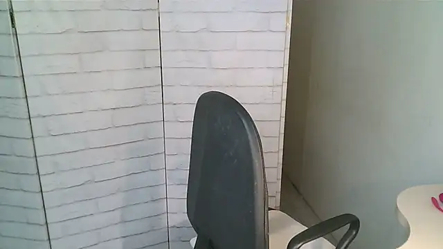 Snapshot of Helen_xi_ chatting on 05-16-26, 05:04 Helen xi online show from 05-16-26, 05:04