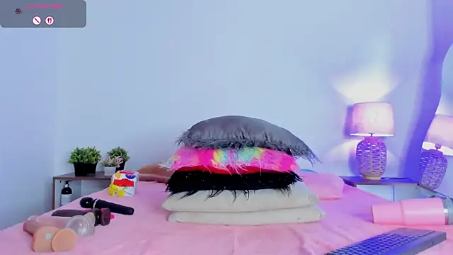 hailey hadid online show from 11-25-25, 07:03