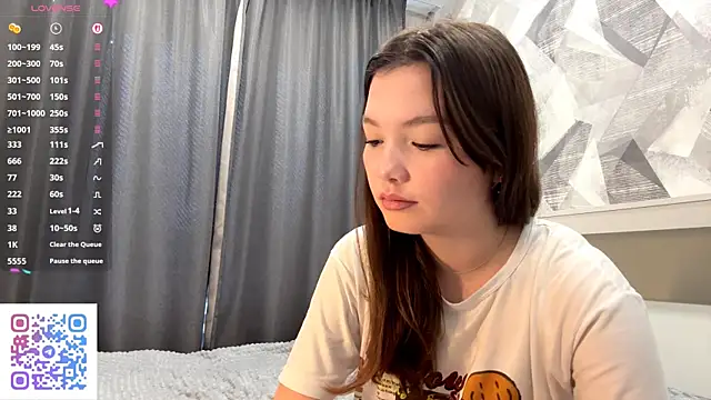 KiraVelvet online show from 10-28-25, 08:07