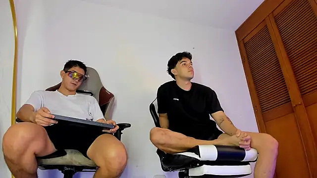 sotooliver3 online show from 04-12-26, 03:22