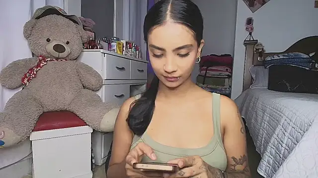 mia yireth online show from 11-10-25, 10:53