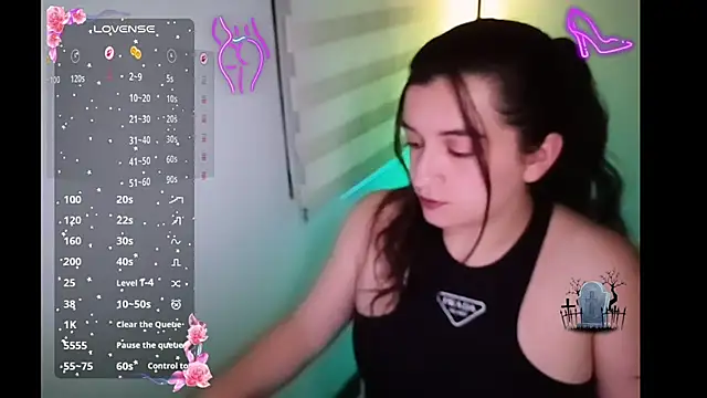 Snapshot of DanniG2000_ chatting on 10-30-25, 04:25 DanniG2000 online show from 10-30-25, 04:25