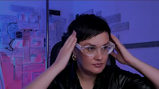 LauraDavidsons online show from 11-12-25, 04:29