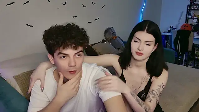 Snapshot of Alice18James chatting on 10-28-25, 12:03 Alice18James online show from 10-28-25, 12:03