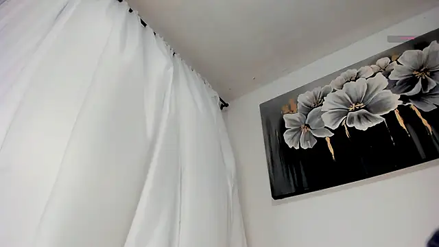 Snapshot of Nicolletease chatting on 10-25-25, 01:18 Nicolletease online show from 10-25-25, 01:18