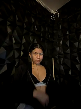 Snapshot of lil_charme chatting on 11-02-25, 08:22 lil charme online show from 11-02-25, 08:22