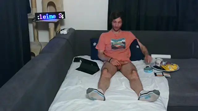 Snapshot of cum2camboys chatting on 04-18-26, 06:23 cum2camboys online show from 04-18-26, 06:23