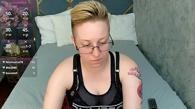 Snapshot of AlexandraGreen chatting on 09-15-25, 03:50 AlexandraGreen online show from 09-15-25, 03:50