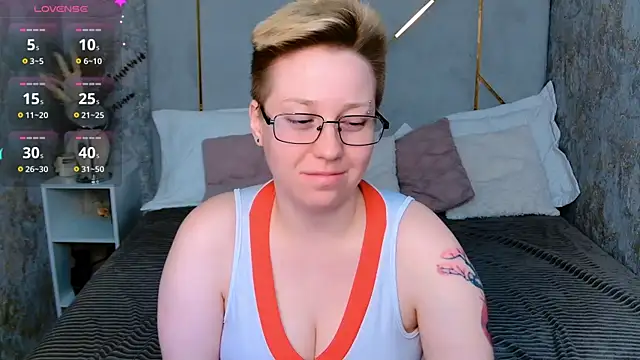 Snapshot of AlexandraGreen chatting on 10-10-25, 09:03 AlexandraGreen online show from 10-10-25, 09:03