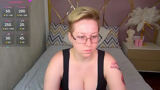 Snapshot of AlexandraGreen chatting on 10-19-25, 09:04 AlexandraGreen online show from 10-19-25, 09:04