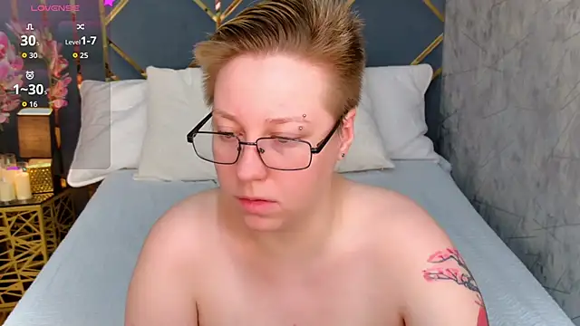 Snapshot of AlexandraGreen chatting on 10-20-25, 03:45 AlexandraGreen online show from 10-20-25, 03:45